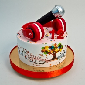 Торт с наушниками и микрофоном