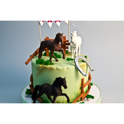 Торт с лошадьми